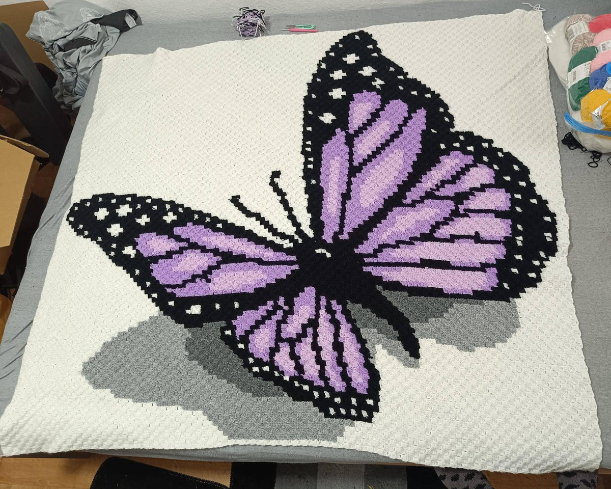 Orange monarch butterfly C2C crochet pattern for handmade blankets, wall hangings, and thoughtful gifts.
Nature-inspired C2C crochet blanket pattern featuring a monarch butterfly with detailed wings and shadow effect.
