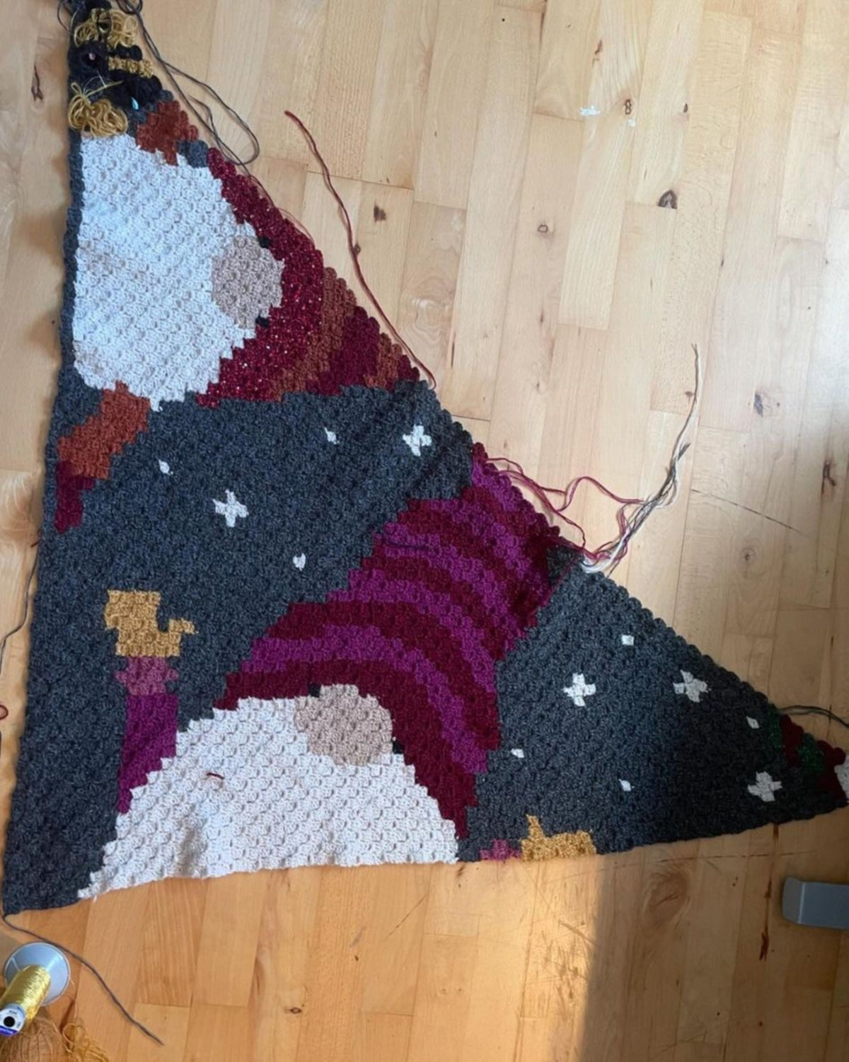 Christmas gnome corner-to-corner crochet blanket pattern with full-color chart and written instructions.
Festive C2C crochet graphgan pattern showing cute Christmas gnomes with striped hats and snowy details.