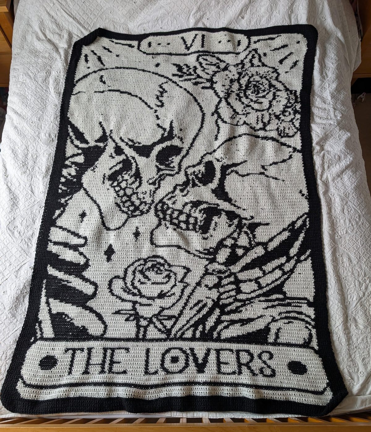 Create a dramatic gothic crochet blanket inspired by The Lovers tarot card, featuring two skulls, roses and bold two-color linework. This SC graphgan is a striking choice for Halloween decor, gothic weddings, Valentine’s Day gifts, anniversary makes and anyone who loves witchy or tarot-inspired crochet.