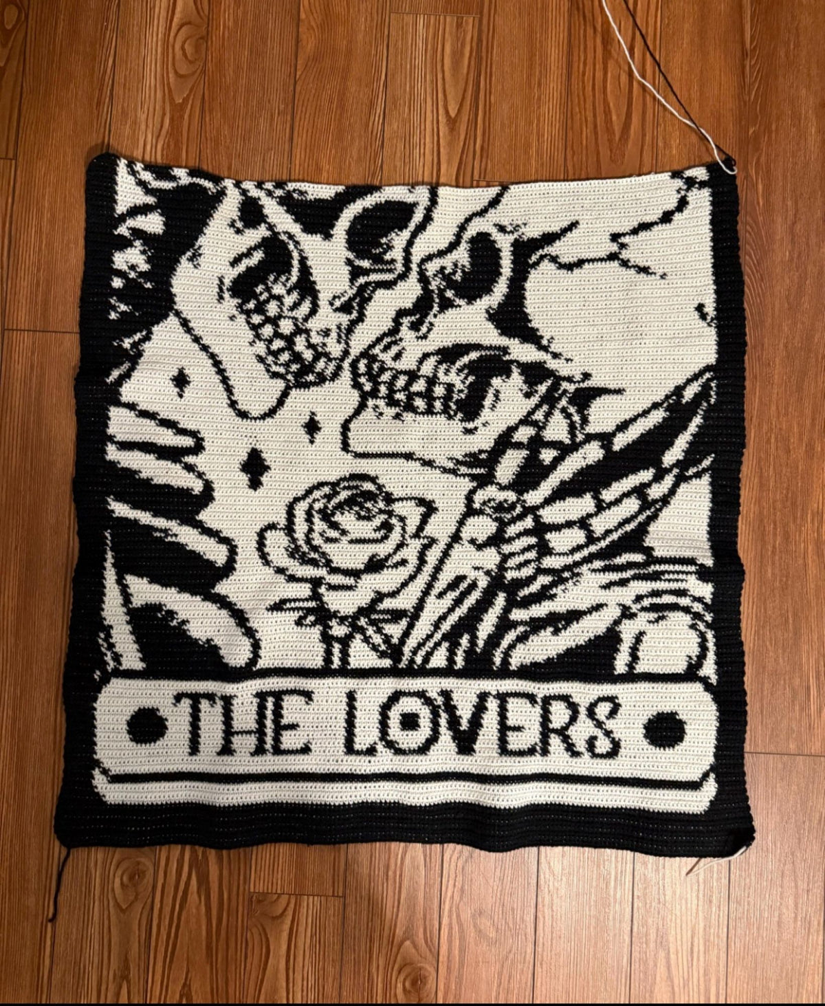 Create a dramatic gothic crochet blanket inspired by The Lovers tarot card, featuring two skulls, roses and bold two-color linework. This SC graphgan is a striking choice for Halloween decor, gothic weddings, Valentine’s Day gifts, anniversary makes and anyone who loves witchy or tarot-inspired crochet.